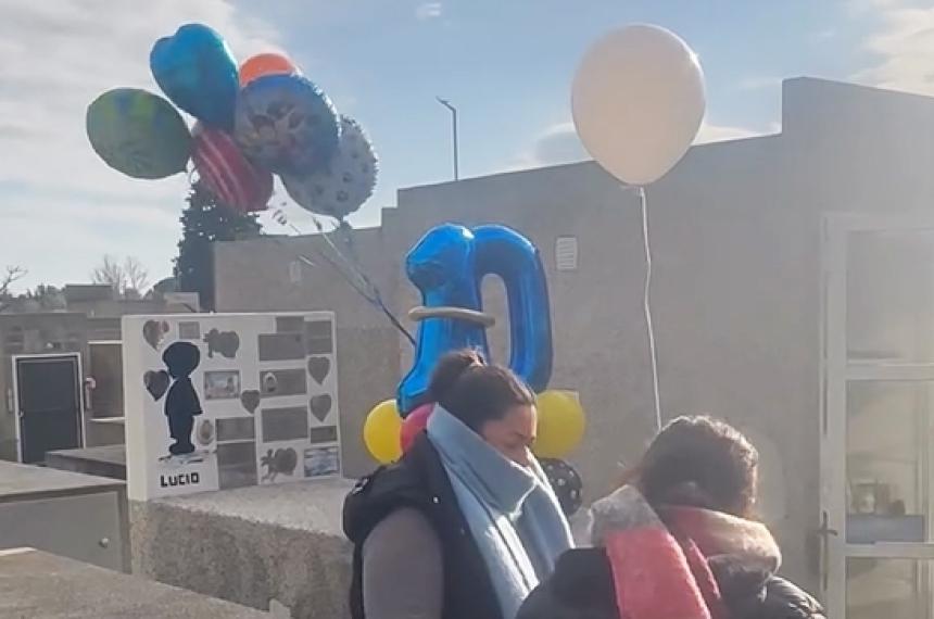 Los familiares soltaron globos blancos en el Cementerio Municipal