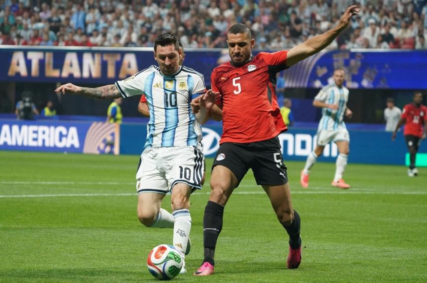 El seleccionado enfrenta desde las 13 al conjunto africano en procura de un lugar en cuartos de final