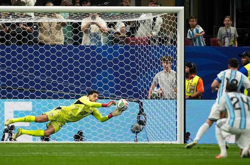 Messi erró otro penal para Argentina