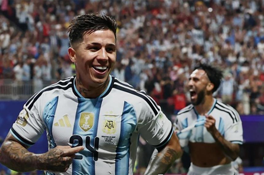 Enzo Fern�ndez festeja su golazo de cabeza