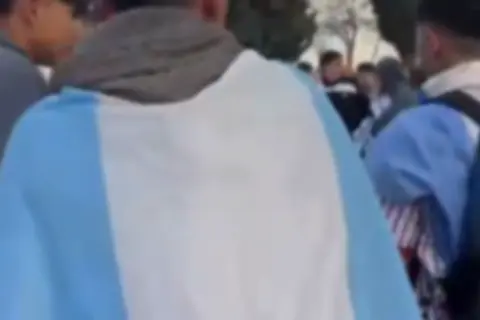 Trompadas y un peligroso enfrentamiento empañaron los festejos en la plaza