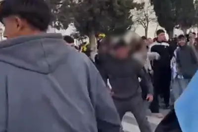 Trompadas y un peligroso enfrentamiento empañaron los festejos en la plaza