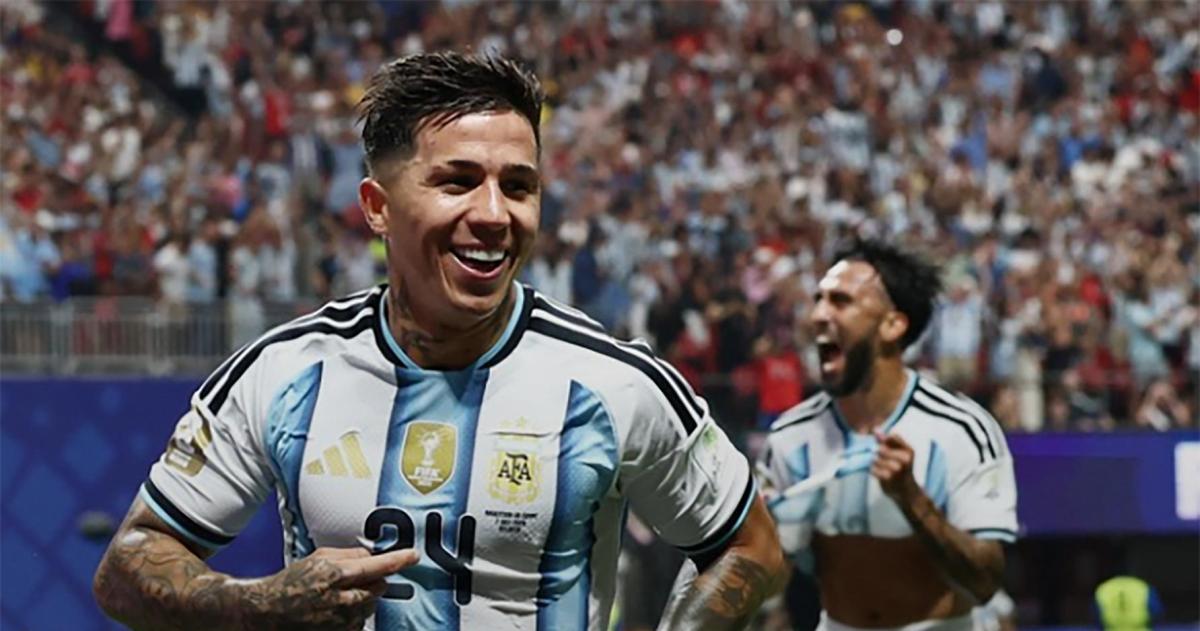 Enzo Fern�ndez festeja su golazo de cabeza