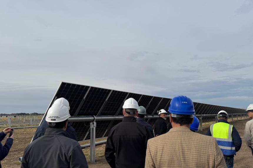 Se colocó la primera fila de paneles solares