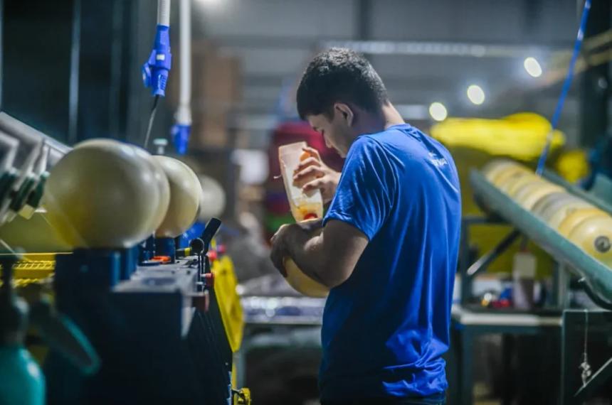 La industria siguió con su caída y la construcción muestra una reacción
