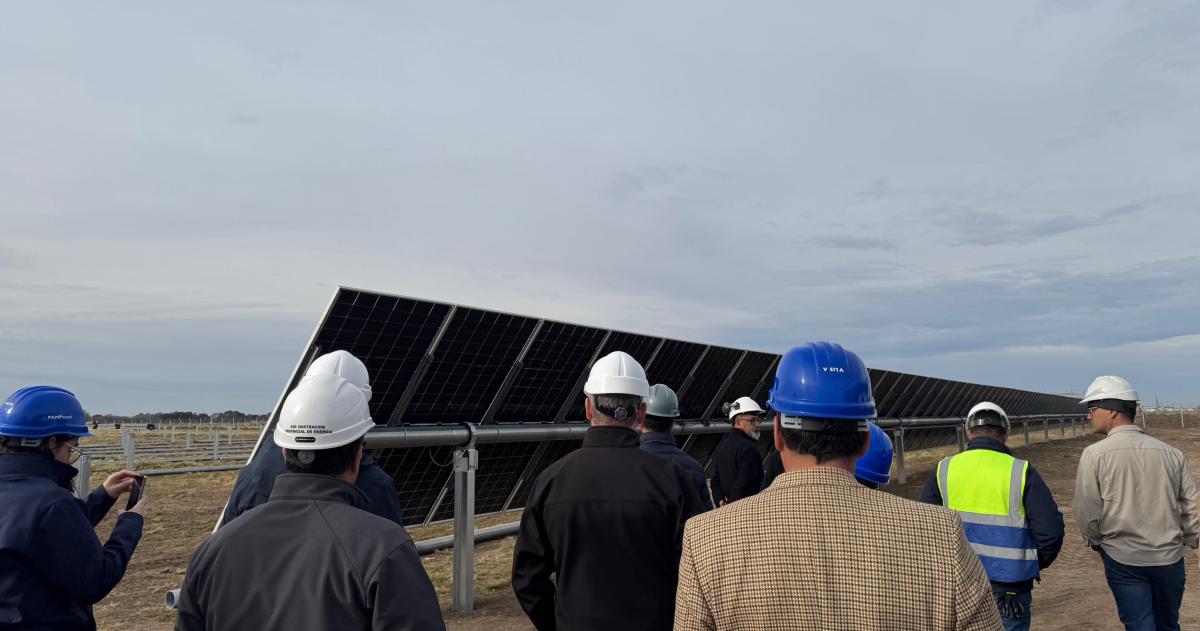 Se colocó la primera fila de paneles solares