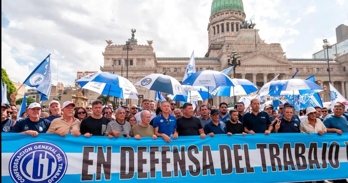 Una marcha de la CGT ante el Congreso en rechazo de la reforma laboral