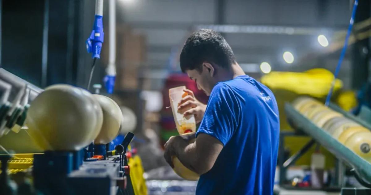 La industria siguió con su caída y la construcción muestra una reacción