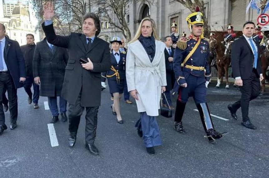 El evento repite la tradicional postal patria con la caminata del mandatario