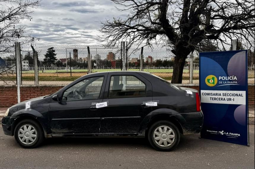 La policía secuestró un auto y un teléfono celular