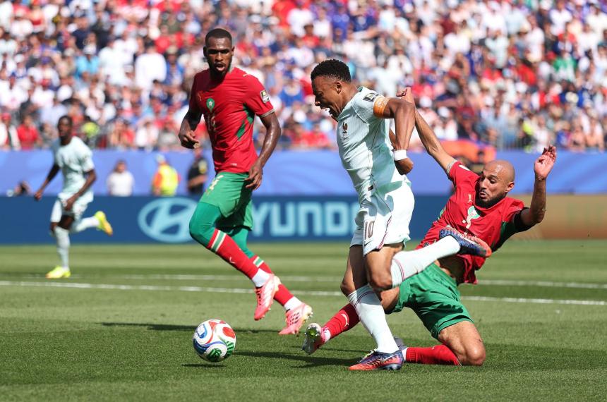 Mazraoui lo baja en el �rea a Mbappé aunque el delantero terminaría fallando el penal