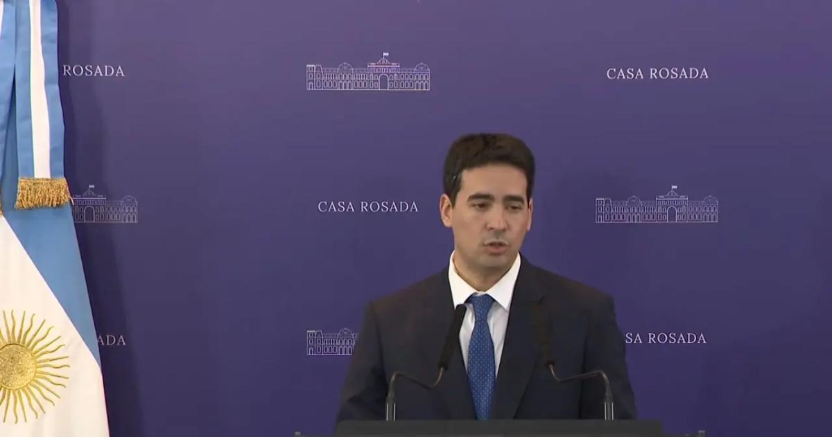 Adri�n Ravier se complicó en otra conferencia de prensa