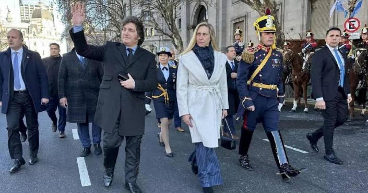 El evento repite la tradicional postal patria con la caminata del mandatario