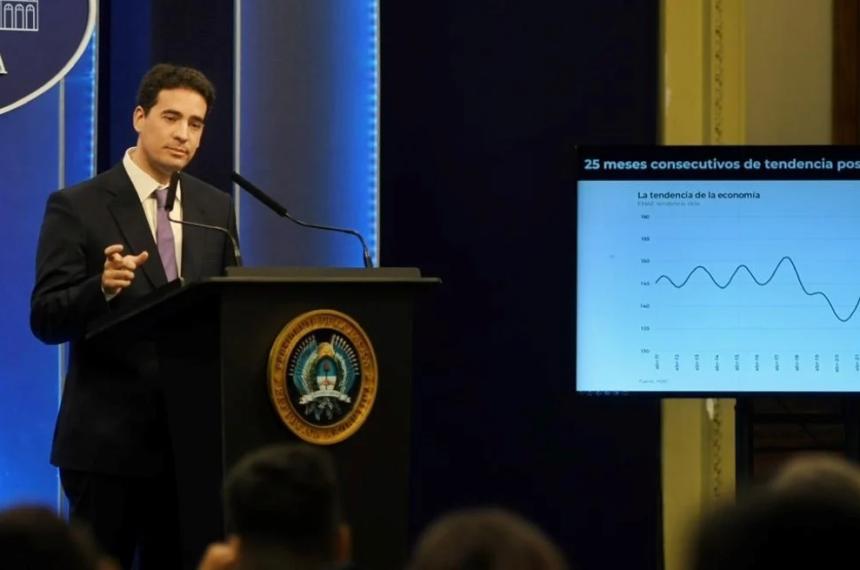 Adri�n Ravier en conferencia de prensa- est� cercado en la Rosada