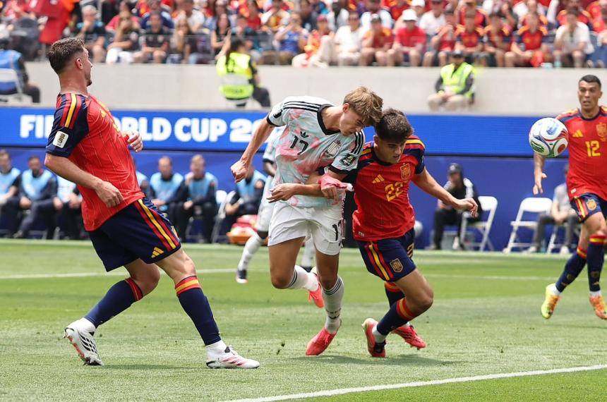 De Ketelaere le gana a Cubarsí y anota el empate para Bélgica