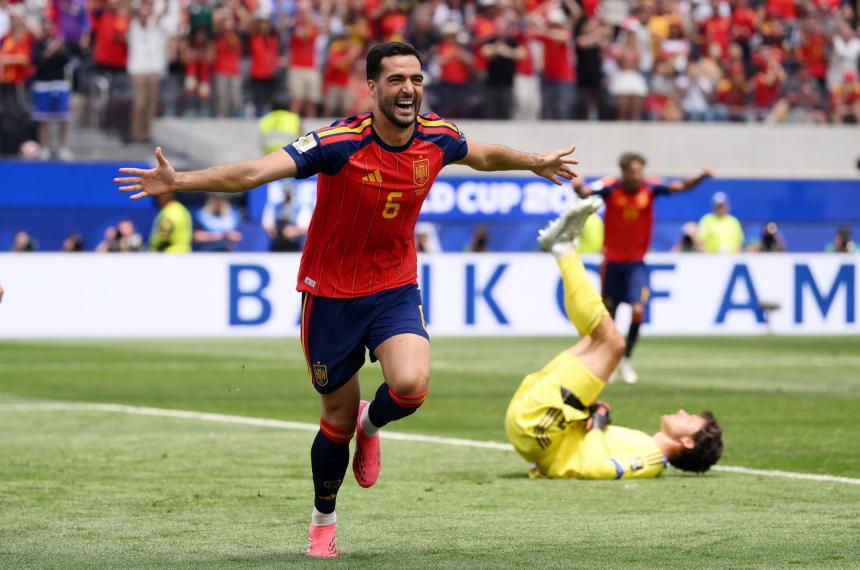 Mikel Merino festeja otro gol agónico para que España avance en el Mundial