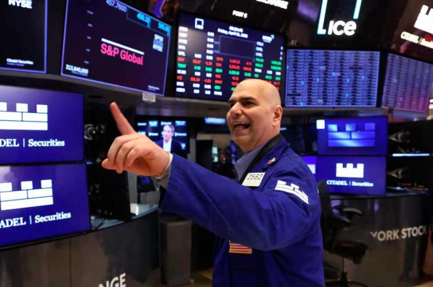 Los activos argentinos tuvieron una jornada positiva en Wall Street- las acciones bancarias lideraron las ganancias y el riesgo país cayó a 402 puntos b�sicos el nivel m�s bajo desde abril de 2018