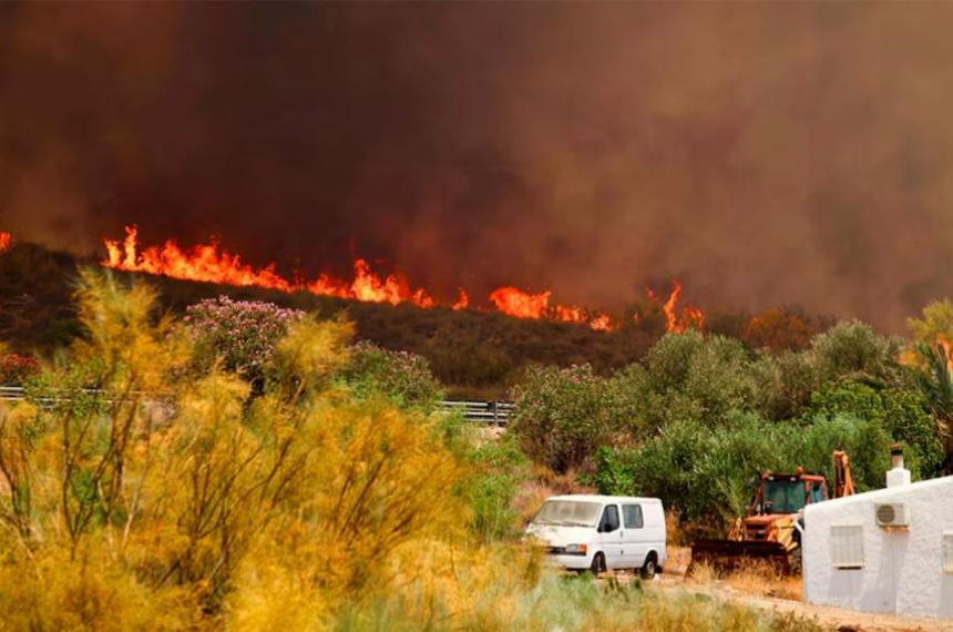 M�s de 460 efectivos combaten el incendio forestal que afecta a la provincia de Almería donde ya murieron 12 personas y otras 23 permanecen desaparecidas tras el avance de las llamas