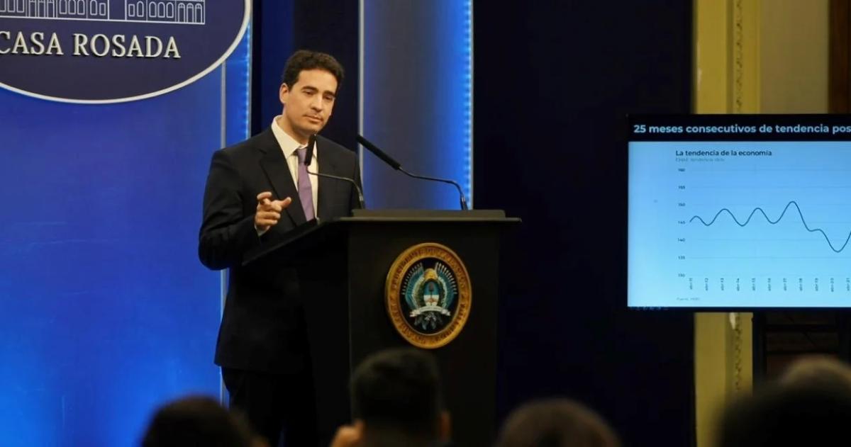 Adri�n Ravier en conferencia de prensa- est� cercado en la Rosada