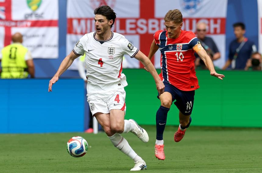 Rice y Odegaard disputan la pelota en el encuentro en Miami