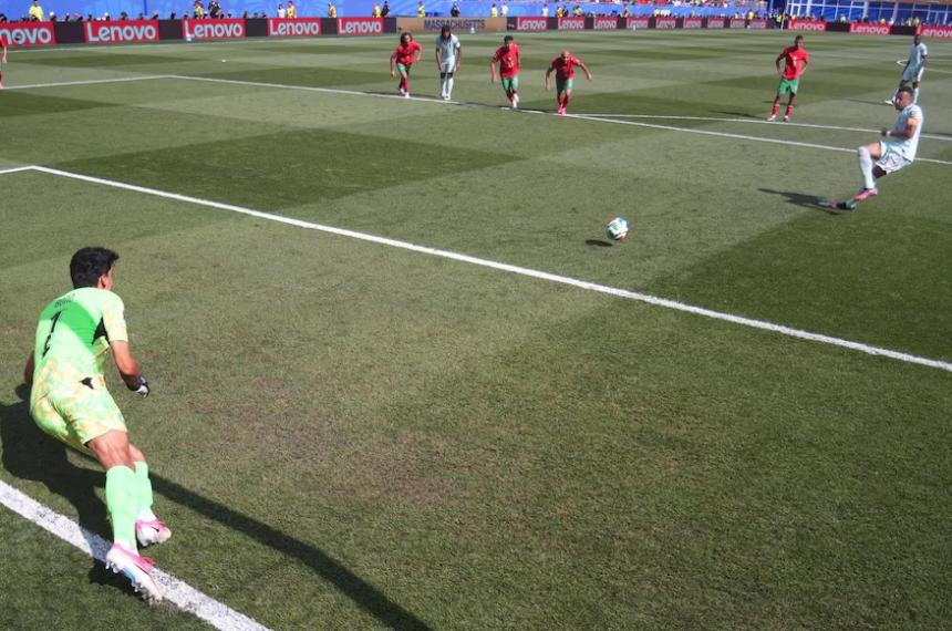 Kylian Mbappe patea el penal y Yassine Bounou lo retiene para mantener el 0-0 parcial