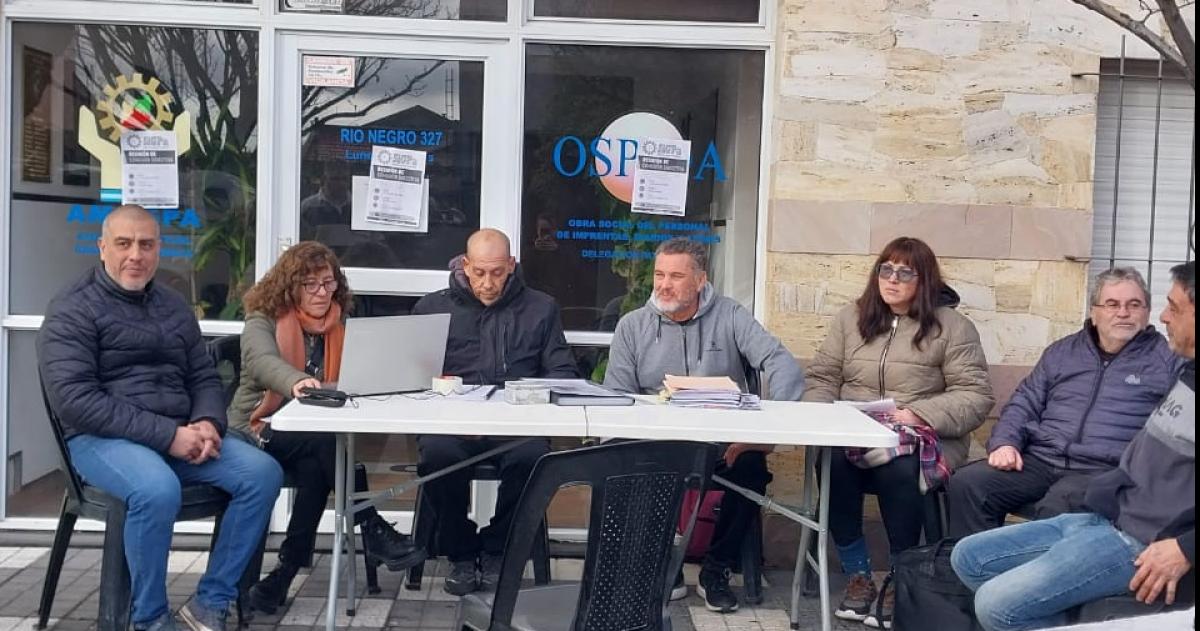 La dirigencia tuvo que sesionar en la vereda del sindicato