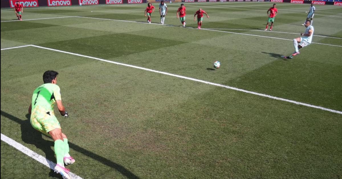Kylian Mbappe patea el penal y Yassine Bounou lo retiene para mantener el 0-0 parcial