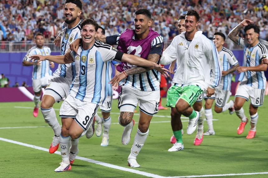 Juli�n Álvarez y la locura de todos para abrir la victoria ante Suiza