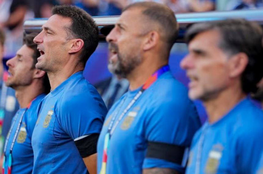 Sacoloni junto a su cuerpo técnico