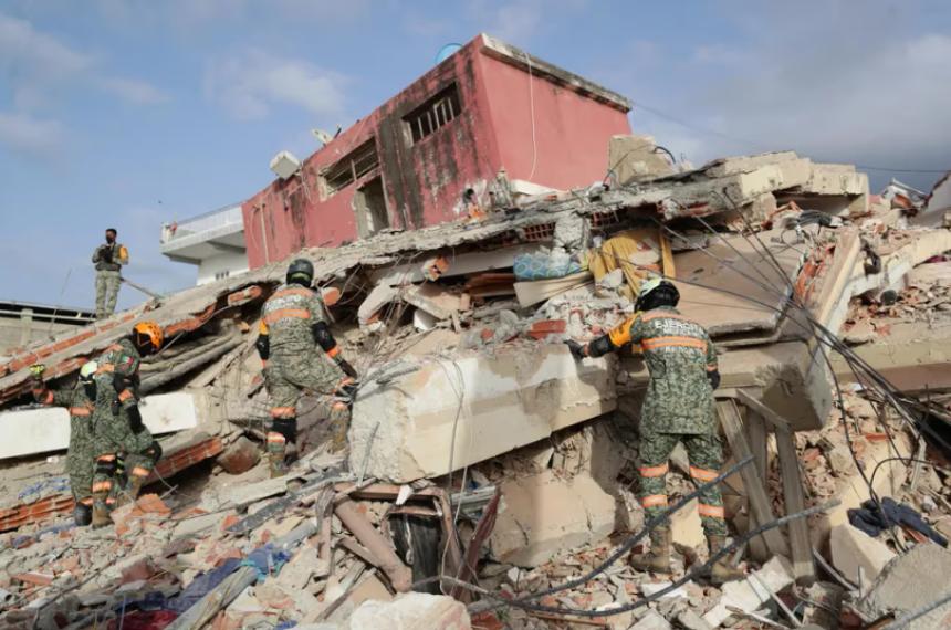 Rescatistas sigue buscando víctimas entre los escombros de los edificios derrumbados