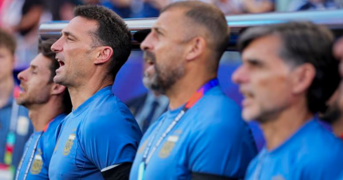 Sacoloni junto a su cuerpo técnico