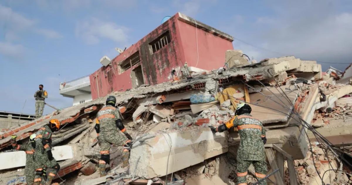 Rescatistas sigue buscando víctimas entre los escombros de los edificios derrumbados