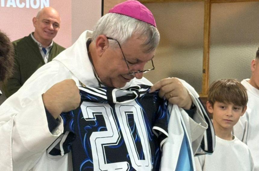 El obispo Luis Martín con la camiseta de Alexis Mac Allister
