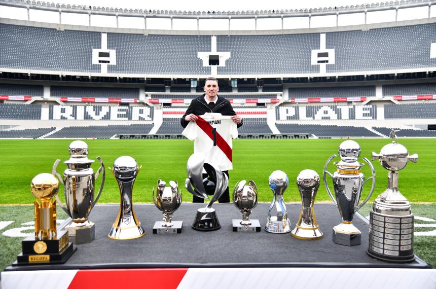 Armani posó con los trofeos obtenidos en su paso por River