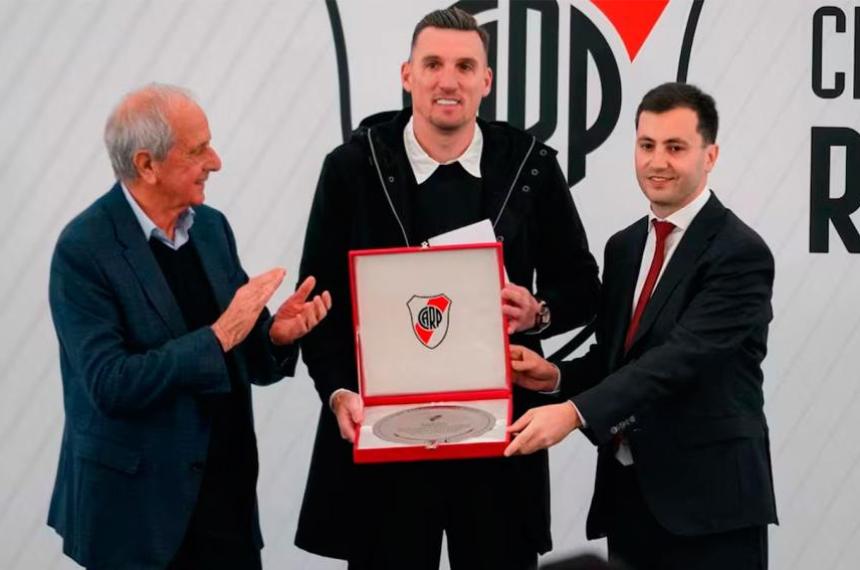 Franco Armani anunció su salida de River en una emotiva conferencia de prensa y cerró un ciclo de ocho años y medio en el que conquistó diez títulos y se convirtió en uno de los grandes ídolos del club