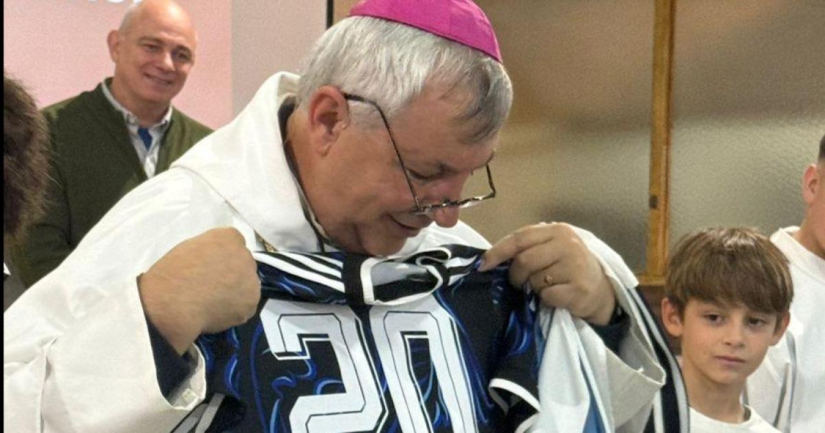 El obispo Luis Martín con la camiseta de Alexis Mac Allister