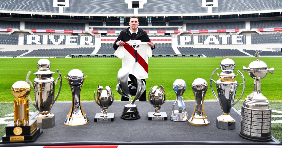 Armani posó con los trofeos obtenidos en su paso por River