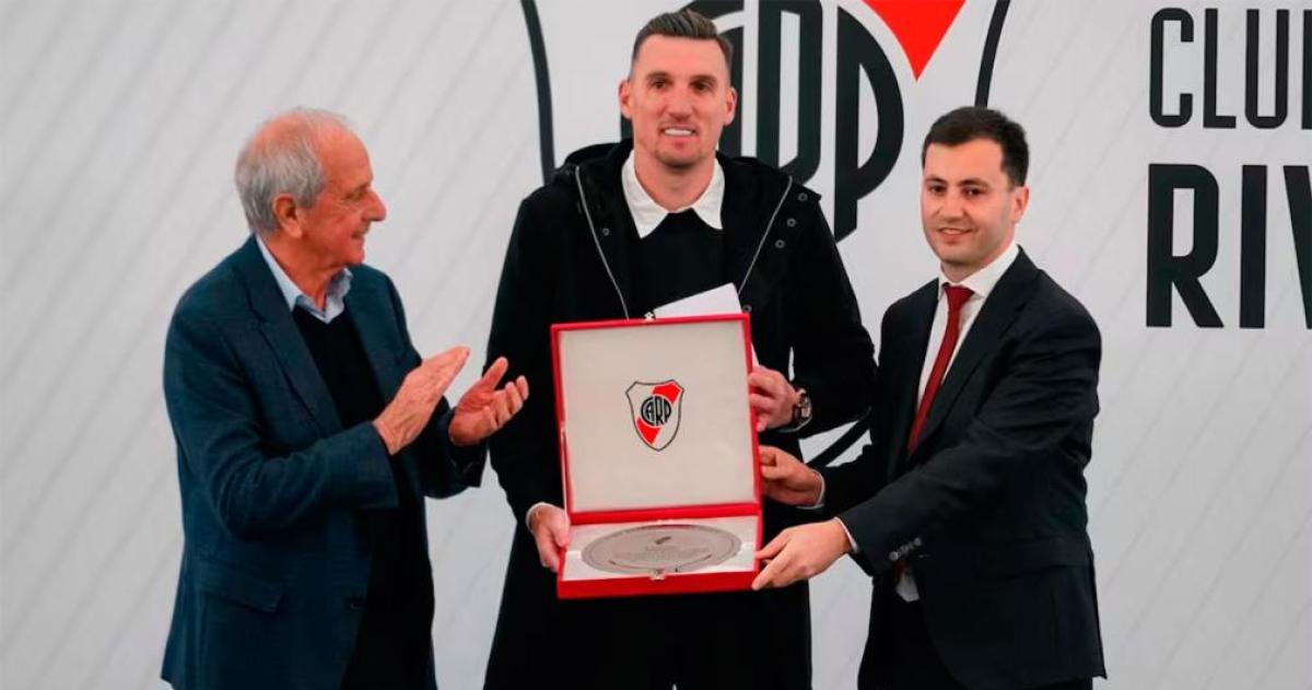 Franco Armani anunció su salida de River en una emotiva conferencia de prensa y cerró un ciclo de ocho años y medio en el que conquistó diez títulos y se convirtió en uno de los grandes ídolos del club