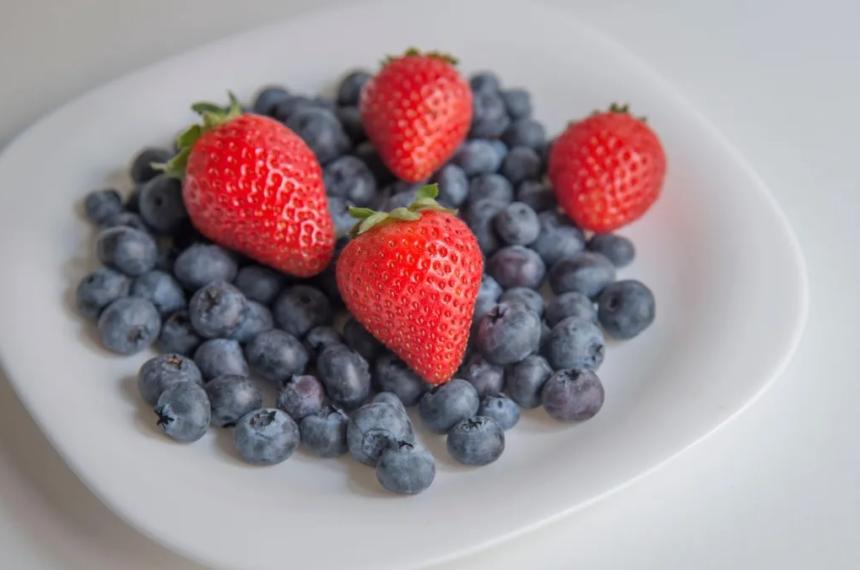 Las fresas y ar�ndanos son ricas en fibra y pobres en hidratos de carbono