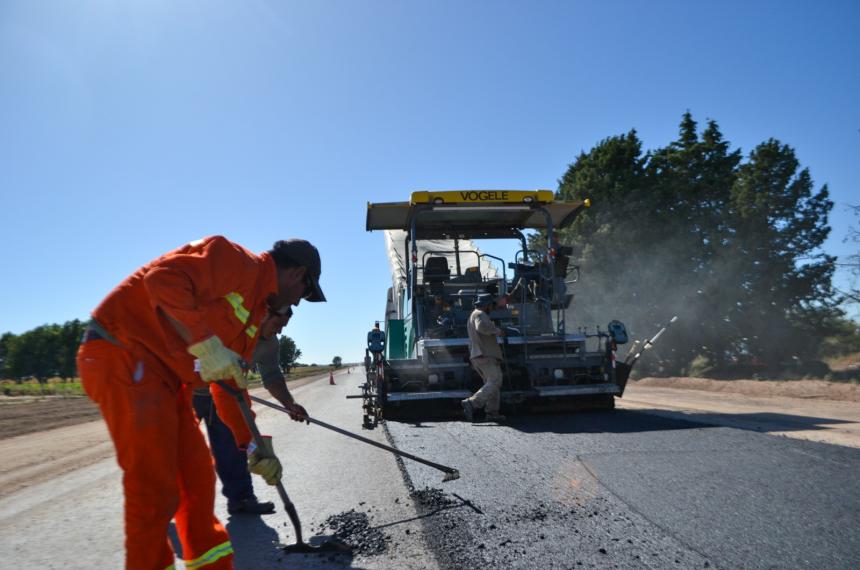 La provincia lanzó un plan de obras viales sin endeudarse y con fondos propios