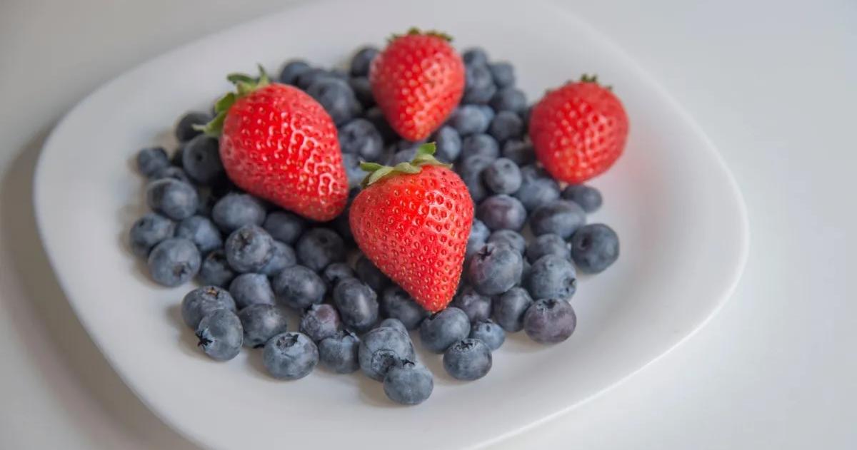 Las fresas y ar�ndanos son ricas en fibra y pobres en hidratos de carbono