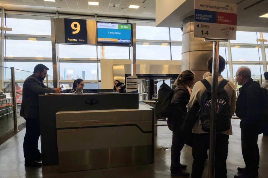 Un grupo de pasajeros este miércoles en Aeroparque