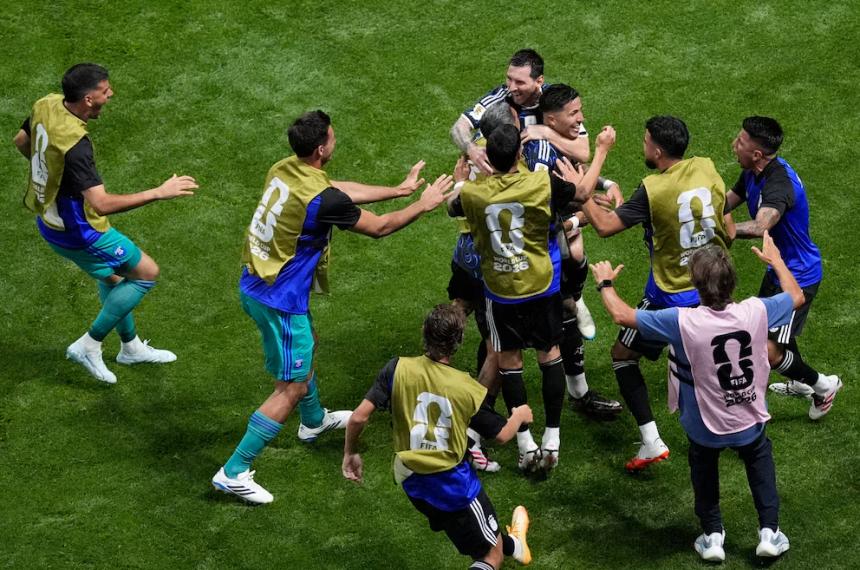 El alocado festejo de Argentina en el empate de Enzo Fern�ndez