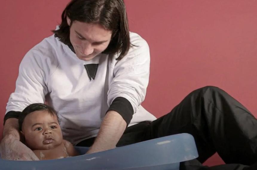 Leo Messi bañando a Lamine Yamal a los cinco meses de edad  Una foto que se convirtió en historia
