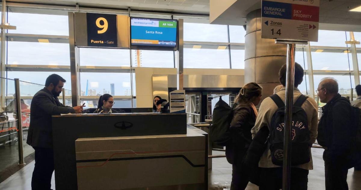Un grupo de pasajeros este miércoles en Aeroparque