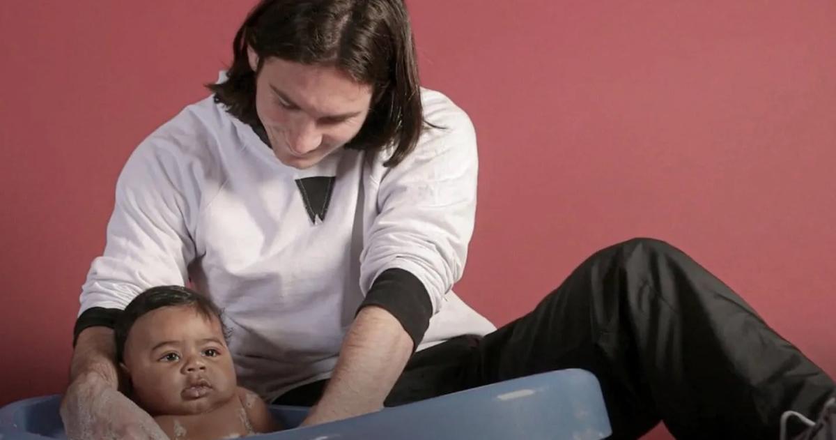 Leo Messi bañando a Lamine Yamal a los cinco meses de edad  Una foto que se convirtió en historia