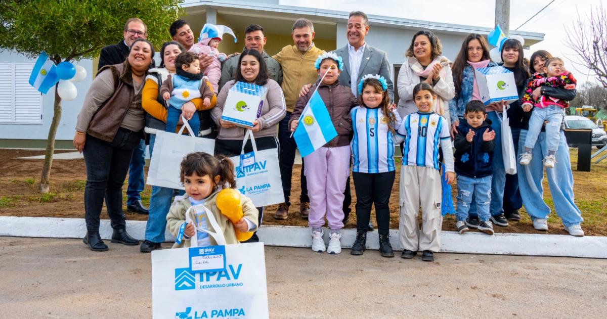 El intendente anfitrión destacó el impacto que la construcción de viviendas genera en toda la comunidad