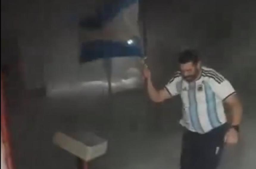 A m�s de 20 grados bajo cero con la camiseta y la bandera