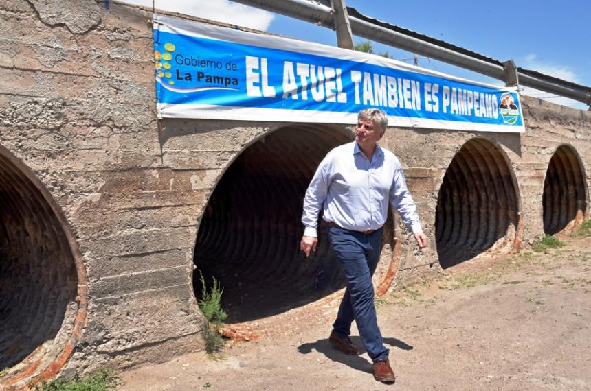 El gobernador Ziliotto en el caudal seco del río Atuel en territorio pampeano