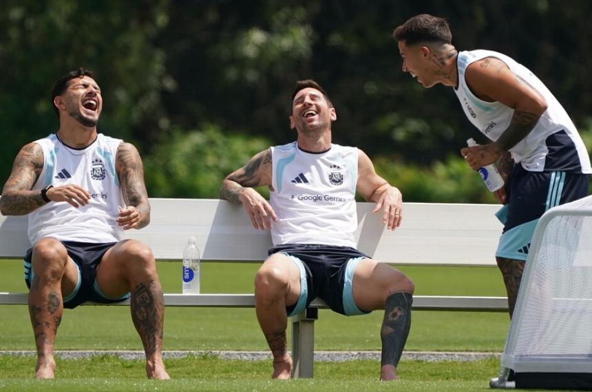 Paredes Messi y Enzo Fern�ndez a pura risas